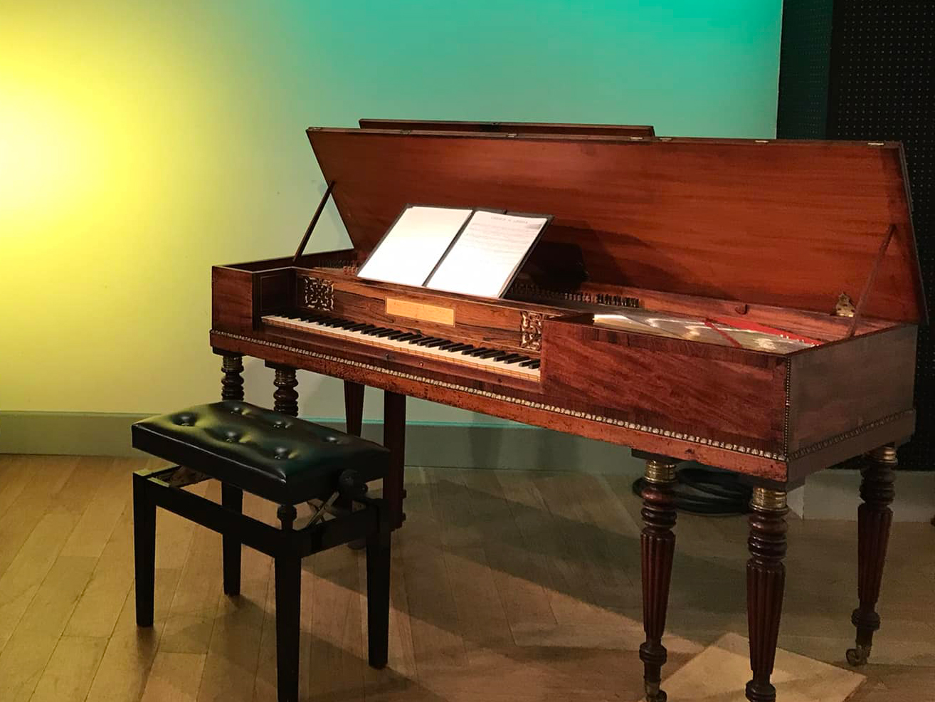 スクエアピアノ